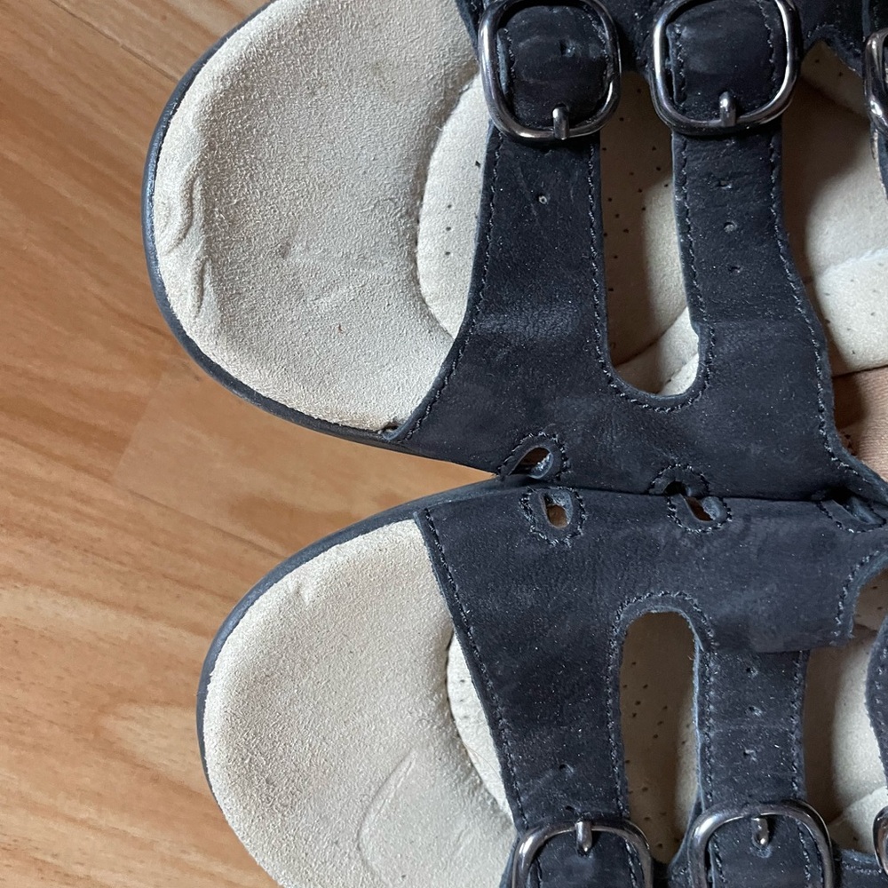 Ladies Clarks Leather Sandals - Sz 8 - Picture 2 of 9